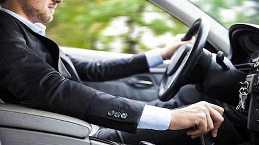 Votre chauffeur VTC à Amiens. Profitez d'une voiture tout confort avec chauffeur pour tous vos déplacements sur Amiens et ses environs. Réservation à l'avance.