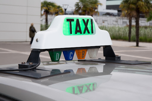 Service de transport en van ou en berline Lille. Réservez votre chauffeur vtc à Lille. Transferts Gares