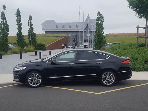 Votre chauffeur VTC à Honfleur. Profitez d'une voiture tout confort avec chauffeur pour tous vos déplacements sur Honfleur et ses environs. Réservation à l'avance.