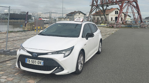 Taxi Astolfi assure vos déplacements sur Bordeaux et les alentours. Réservez votre taxi dès maintenant en nous appelant au 06 09 34 20 15.