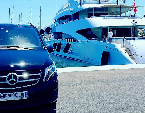 Nos chauffeurs vous acceuil a bord de vehicule Prémium aux Départ de Cannes