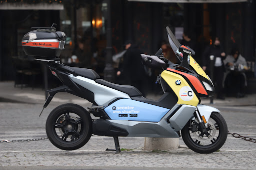 Citybird leader du taxi moto à Paris - Réservez un de nos 80 pilotes au 01 80 20 50 10 - 24h/7j - Sécurité
