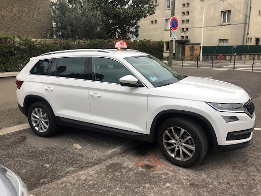 Taxi conventionné à Lyon (69) VSL & agréé CPAM - Tarif réglementé – Transport médical toutes distances disponible 24h/7j