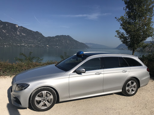 Réservation de votre taxi à Chambéry. 1 à 8 passagers grâce à nos berlines et minibus. Véhicules confortables et chauffeurs professionnels.