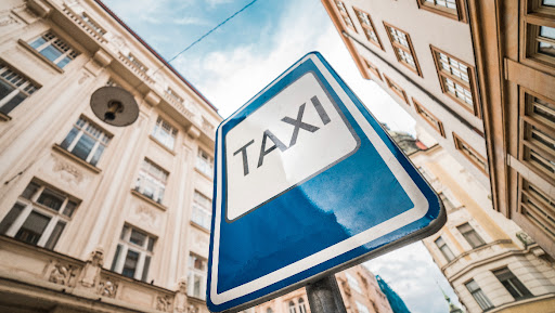 Centrale de réservation de Taxi Aéroport Lille. Nous disposons de véhicule de 1 à 9 places pour vos transports. Disponible 24h/24 et 7j/7