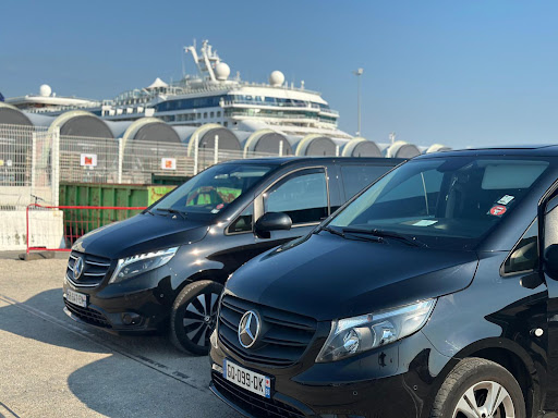 Book your private taxi transfer from Paris CDG to Disneyland Paris with Paris Eagle Cab. No upfront payment